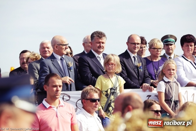 Zdjęcie w galerii na portalu naszraciborz.pl: Dożynki 2015 - W Owsiszczach z wielką pompą. Obszerna fotorelacja - korowód i występy wiadomości z regionu