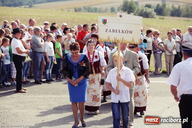 Zdjęcie w galerii na portalu naszraciborz.pl: Dożynki 2015 - W Owsiszczach z wielką pompą. Obszerna fotorelacja - korowód i występy wiadomości z regionu