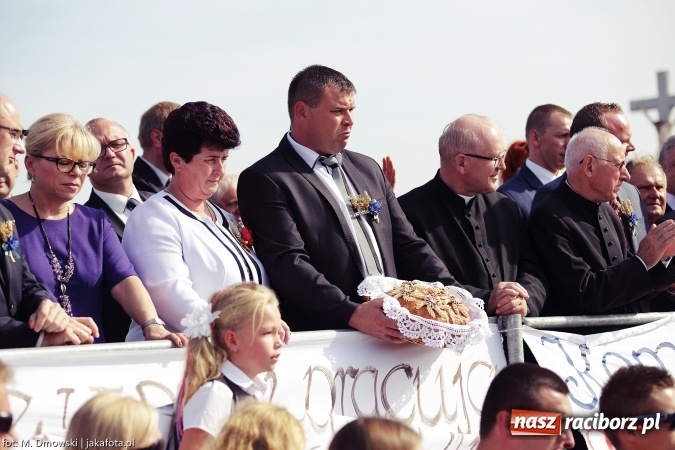 Zdjęcie w galerii na portalu naszraciborz.pl: Dożynki 2015 - W Owsiszczach z wielką pompą. Obszerna fotorelacja - korowód i występy wiadomości z regionu
