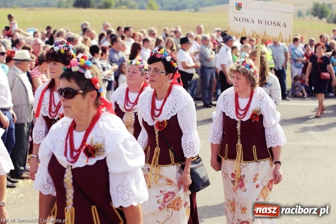 Zdjęcie w galerii na portalu naszraciborz.pl: Dożynki 2015 - W Owsiszczach z wielką pompą. Obszerna fotorelacja - korowód i występy wiadomości z regionu