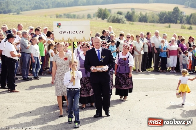 Zdjęcie w galerii na portalu naszraciborz.pl: Dożynki 2015 - W Owsiszczach z wielką pompą. Obszerna fotorelacja - korowód i występy wiadomości z regionu