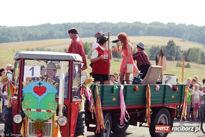 Zdjęcie w galerii na portalu naszraciborz.pl: Dożynki 2015 - W Owsiszczach z wielką pompą. Obszerna fotorelacja - korowód i występy wiadomości z regionu