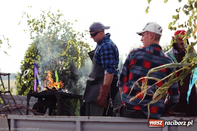Zdjęcie w galerii na portalu naszraciborz.pl: Dożynki 2015 - W Owsiszczach z wielką pompą. Obszerna fotorelacja - korowód i występy wiadomości z regionu