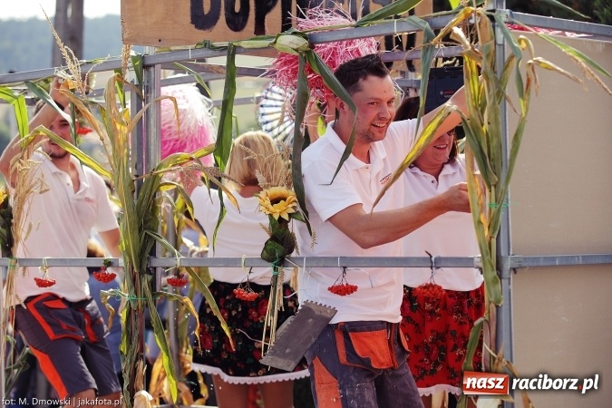 Zdjęcie w galerii na portalu naszraciborz.pl: Dożynki 2015 - W Owsiszczach z wielką pompą. Obszerna fotorelacja - korowód i występy wiadomości z regionu