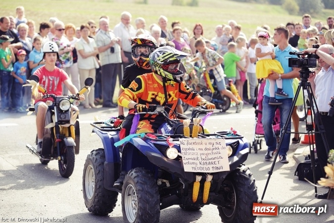 Zdjęcie w galerii na portalu naszraciborz.pl: Dożynki 2015 - W Owsiszczach z wielką pompą. Obszerna fotorelacja - korowód i występy wiadomości z regionu