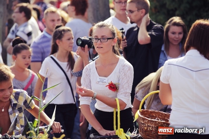 Zdjęcie w galerii na portalu naszraciborz.pl: Dożynki 2015 - W Owsiszczach z wielką pompą. Obszerna fotorelacja - korowód i występy wiadomości z regionu