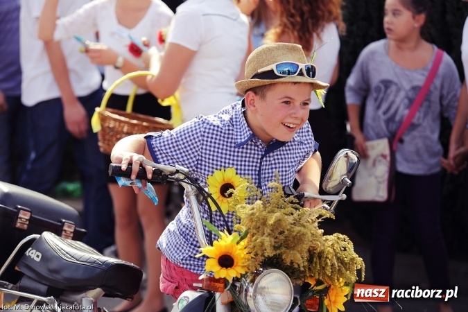 Zdjęcie w galerii na portalu naszraciborz.pl: Dożynki 2015 - W Owsiszczach z wielką pompą. Obszerna fotorelacja - korowód i występy wiadomości z regionu
