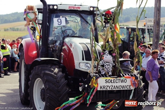 Zdjęcie w galerii na portalu naszraciborz.pl: Dożynki 2015 - W Owsiszczach z wielką pompą. Obszerna fotorelacja - korowód i występy wiadomości z regionu
