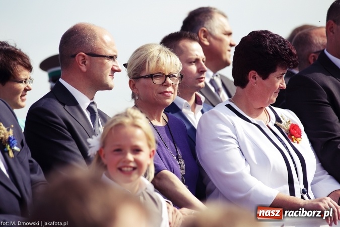 Zdjęcie w galerii na portalu naszraciborz.pl: Dożynki 2015 - W Owsiszczach z wielką pompą. Obszerna fotorelacja - korowód i występy wiadomości z regionu