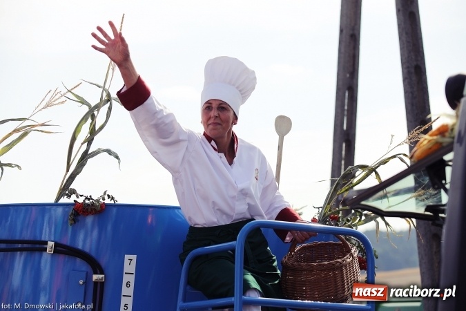 Zdjęcie w galerii na portalu naszraciborz.pl: Dożynki 2015 - W Owsiszczach z wielką pompą. Obszerna fotorelacja - korowód i występy wiadomości z regionu