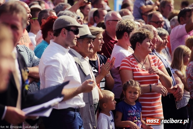 Zdjęcie w galerii na portalu naszraciborz.pl: Dożynki 2015 - W Owsiszczach z wielką pompą. Obszerna fotorelacja - korowód i występy wiadomości z regionu