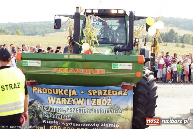 Zdjęcie w galerii na portalu naszraciborz.pl: Dożynki 2015 - W Owsiszczach z wielką pompą. Obszerna fotorelacja - korowód i występy wiadomości z regionu