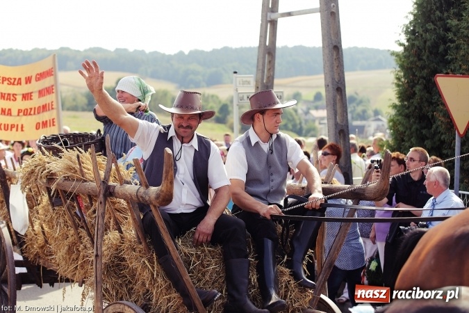 Zdjęcie w galerii na portalu naszraciborz.pl: Dożynki 2015 - W Owsiszczach z wielką pompą. Obszerna fotorelacja - korowód i występy wiadomości z regionu