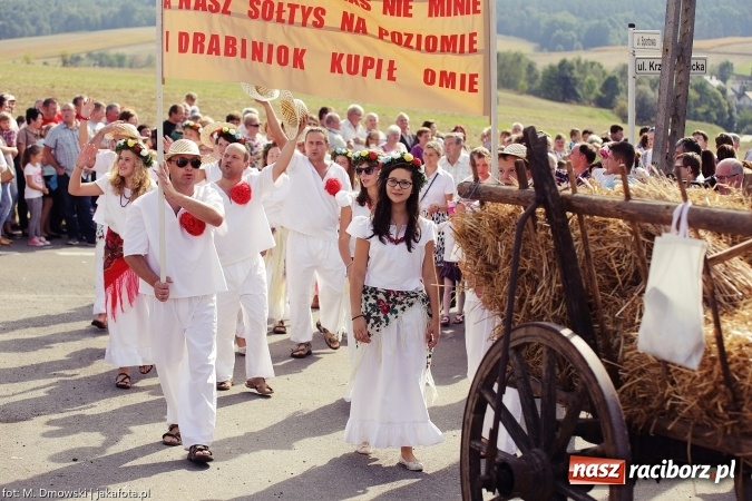 Zdjęcie w galerii na portalu naszraciborz.pl: Dożynki 2015 - W Owsiszczach z wielką pompą. Obszerna fotorelacja - korowód i występy wiadomości z regionu
