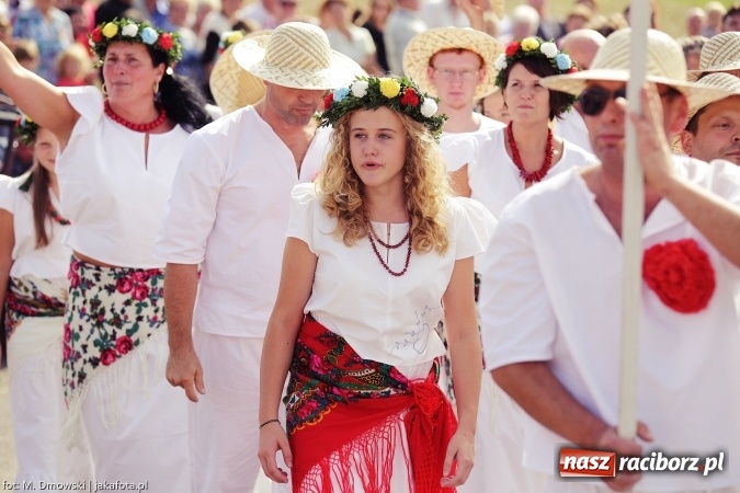 Zdjęcie w galerii na portalu naszraciborz.pl: Dożynki 2015 - W Owsiszczach z wielką pompą. Obszerna fotorelacja - korowód i występy wiadomości z regionu