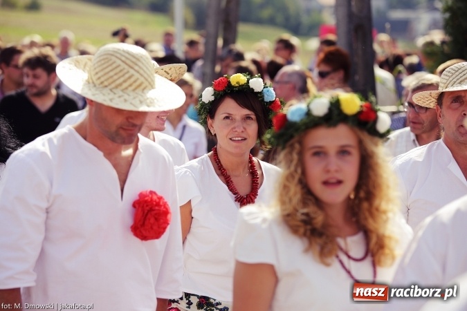 Zdjęcie w galerii na portalu naszraciborz.pl: Dożynki 2015 - W Owsiszczach z wielką pompą. Obszerna fotorelacja - korowód i występy wiadomości z regionu