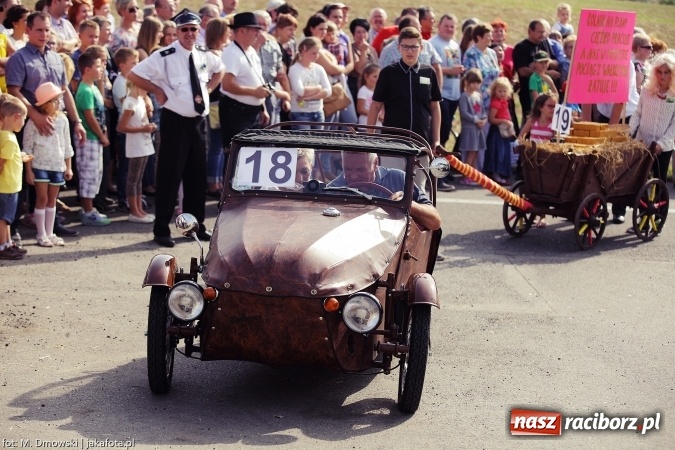 Zdjęcie w galerii na portalu naszraciborz.pl: Dożynki 2015 - W Owsiszczach z wielką pompą. Obszerna fotorelacja - korowód i występy wiadomości z regionu