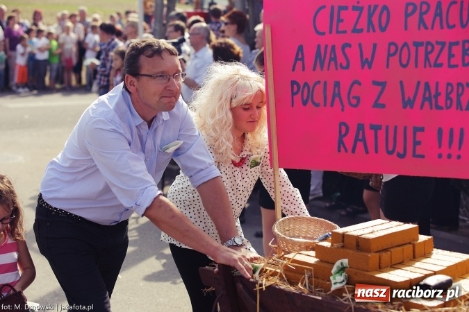 Zdjęcie w galerii na portalu naszraciborz.pl: Dożynki 2015 - W Owsiszczach z wielką pompą. Obszerna fotorelacja - korowód i występy wiadomości z regionu