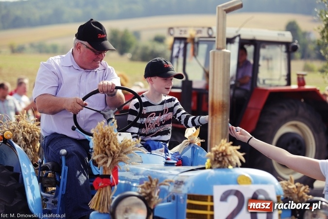 Zdjęcie w galerii na portalu naszraciborz.pl: Dożynki 2015 - W Owsiszczach z wielką pompą. Obszerna fotorelacja - korowód i występy wiadomości z regionu