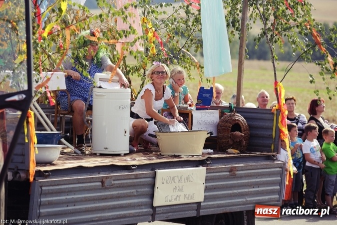Zdjęcie w galerii na portalu naszraciborz.pl: Dożynki 2015 - W Owsiszczach z wielką pompą. Obszerna fotorelacja - korowód i występy wiadomości z regionu
