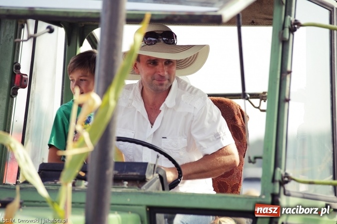 Zdjęcie w galerii na portalu naszraciborz.pl: Dożynki 2015 - W Owsiszczach z wielką pompą. Obszerna fotorelacja - korowód i występy wiadomości z regionu