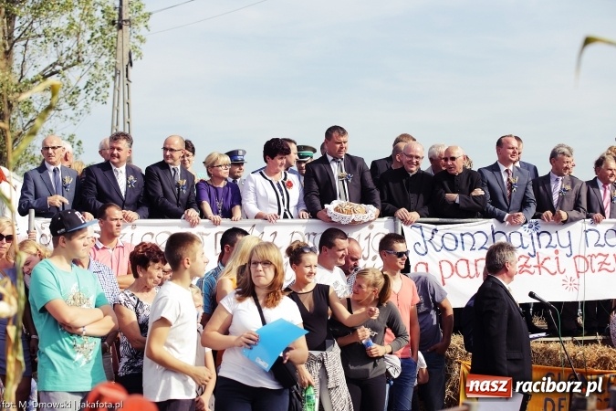 Zdjęcie w galerii na portalu naszraciborz.pl: Dożynki 2015 - W Owsiszczach z wielką pompą. Obszerna fotorelacja - korowód i występy wiadomości z regionu