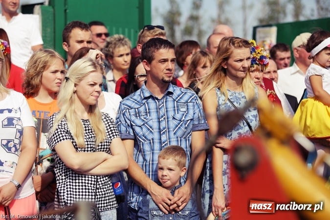 Zdjęcie w galerii na portalu naszraciborz.pl: Dożynki 2015 - W Owsiszczach z wielką pompą. Obszerna fotorelacja - korowód i występy wiadomości z regionu