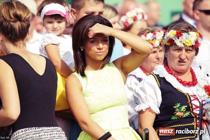 Zdjęcie w galerii na portalu naszraciborz.pl: Dożynki 2015 - W Owsiszczach z wielką pompą. Obszerna fotorelacja - korowód i występy wiadomości z regionu