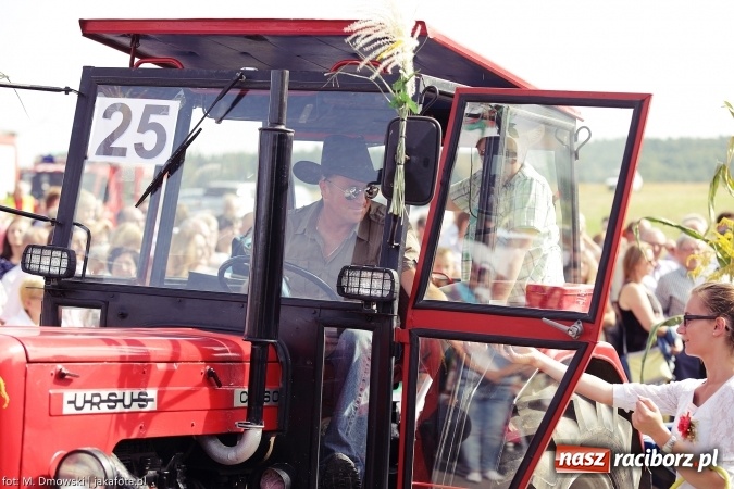 Zdjęcie w galerii na portalu naszraciborz.pl: Dożynki 2015 - W Owsiszczach z wielką pompą. Obszerna fotorelacja - korowód i występy wiadomości z regionu