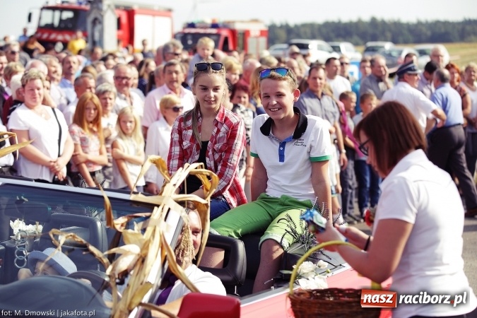 Zdjęcie w galerii na portalu naszraciborz.pl: Dożynki 2015 - W Owsiszczach z wielką pompą. Obszerna fotorelacja - korowód i występy wiadomości z regionu