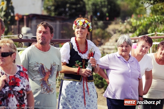 Zdjęcie w galerii na portalu naszraciborz.pl: Dożynki 2015 - W Owsiszczach z wielką pompą. Obszerna fotorelacja - korowód i występy wiadomości z regionu