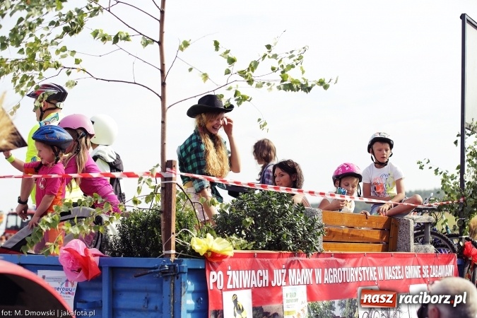 Zdjęcie w galerii na portalu naszraciborz.pl: Dożynki 2015 - W Owsiszczach z wielką pompą. Obszerna fotorelacja - korowód i występy wiadomości z regionu