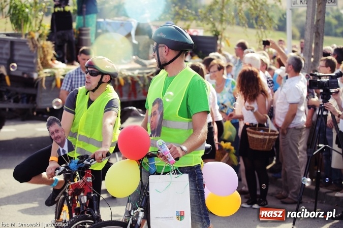 Zdjęcie w galerii na portalu naszraciborz.pl: Dożynki 2015 - W Owsiszczach z wielką pompą. Obszerna fotorelacja - korowód i występy wiadomości z regionu
