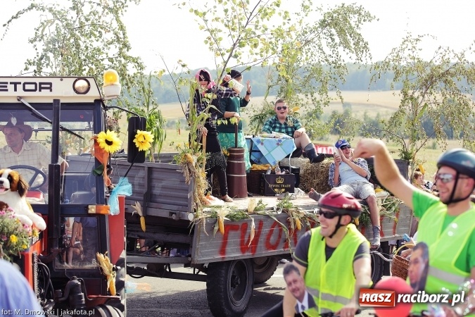 Zdjęcie w galerii na portalu naszraciborz.pl: Dożynki 2015 - W Owsiszczach z wielką pompą. Obszerna fotorelacja - korowód i występy wiadomości z regionu