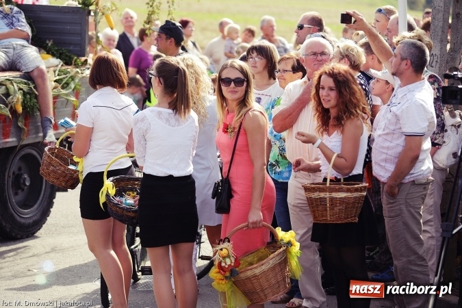 Zdjęcie w galerii na portalu naszraciborz.pl: Dożynki 2015 - W Owsiszczach z wielką pompą. Obszerna fotorelacja - korowód i występy wiadomości z regionu