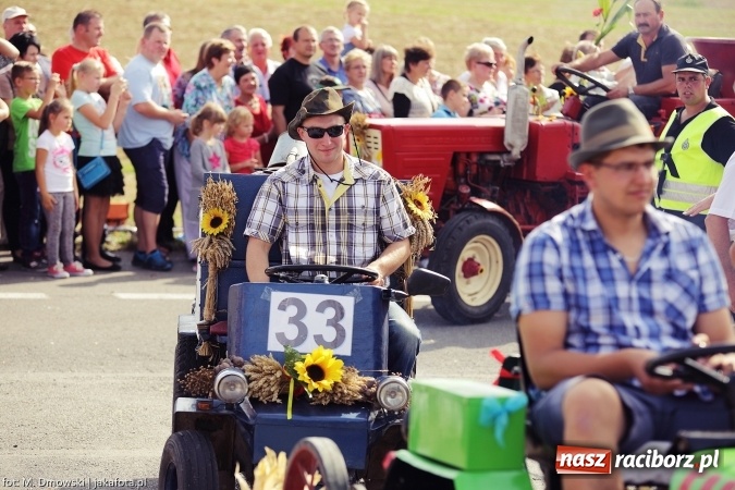 Zdjęcie w galerii na portalu naszraciborz.pl: Dożynki 2015 - W Owsiszczach z wielką pompą. Obszerna fotorelacja - korowód i występy wiadomości z regionu
