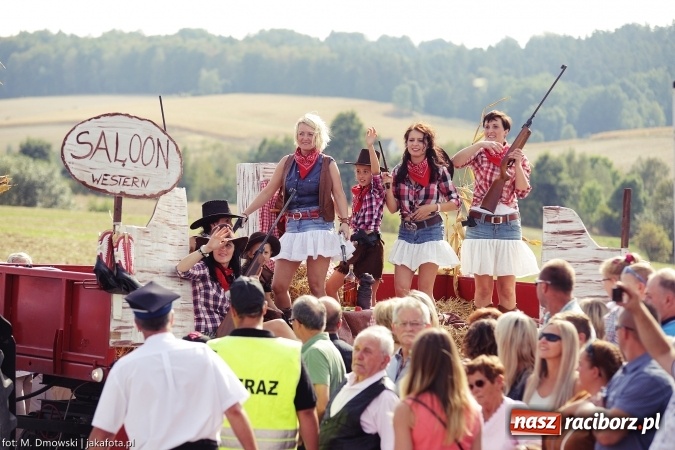 Zdjęcie w galerii na portalu naszraciborz.pl: Dożynki 2015 - W Owsiszczach z wielką pompą. Obszerna fotorelacja - korowód i występy wiadomości z regionu