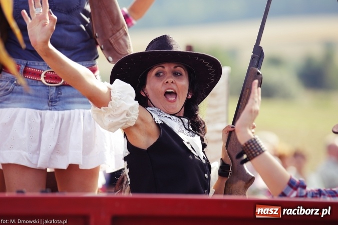 Zdjęcie w galerii na portalu naszraciborz.pl: Dożynki 2015 - W Owsiszczach z wielką pompą. Obszerna fotorelacja - korowód i występy wiadomości z regionu