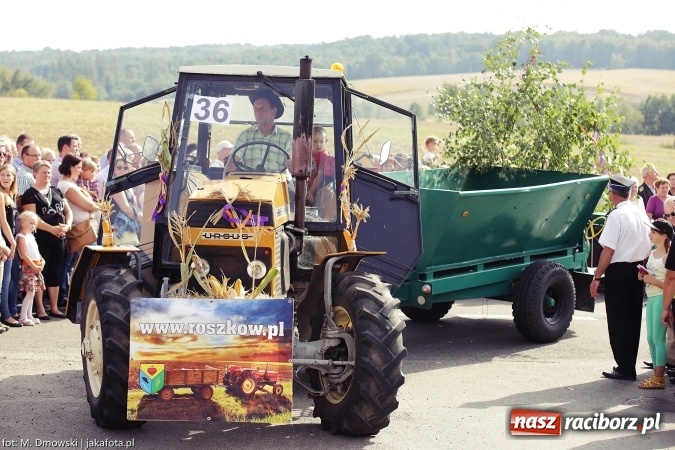 Zdjęcie w galerii na portalu naszraciborz.pl: Dożynki 2015 - W Owsiszczach z wielką pompą. Obszerna fotorelacja - korowód i występy wiadomości z regionu