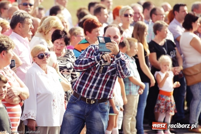 Zdjęcie w galerii na portalu naszraciborz.pl: Dożynki 2015 - W Owsiszczach z wielką pompą. Obszerna fotorelacja - korowód i występy wiadomości z regionu