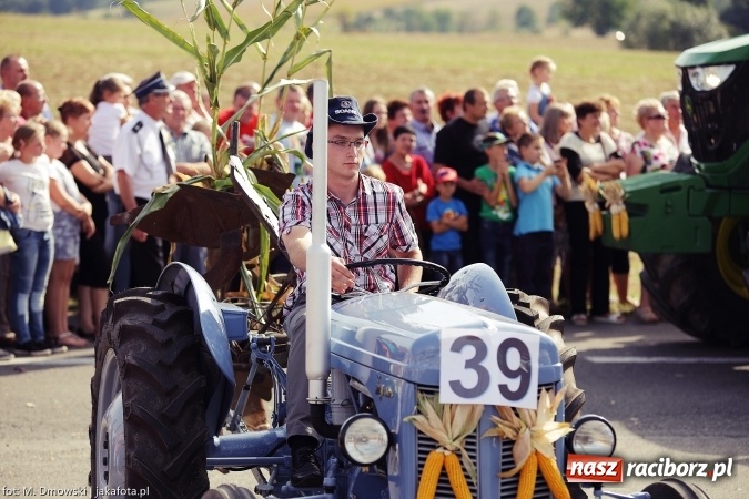 Zdjęcie w galerii na portalu naszraciborz.pl: Dożynki 2015 - W Owsiszczach z wielką pompą. Obszerna fotorelacja - korowód i występy wiadomości z regionu