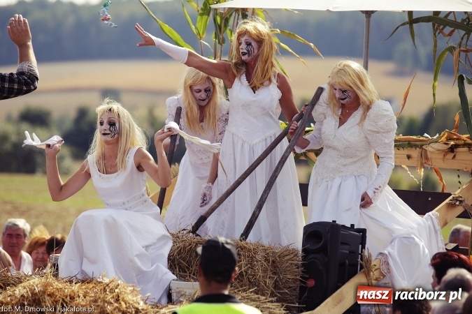 Zdjęcie w galerii na portalu naszraciborz.pl: Dożynki 2015 - W Owsiszczach z wielką pompą. Obszerna fotorelacja - korowód i występy wiadomości z regionu