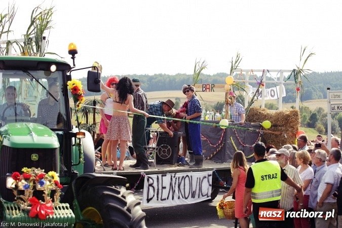 Zdjęcie w galerii na portalu naszraciborz.pl: Dożynki 2015 - W Owsiszczach z wielką pompą. Obszerna fotorelacja - korowód i występy wiadomości z regionu