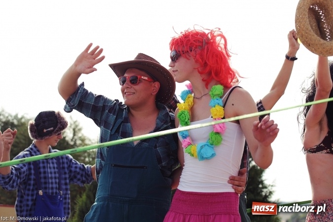 Zdjęcie w galerii na portalu naszraciborz.pl: Dożynki 2015 - W Owsiszczach z wielką pompą. Obszerna fotorelacja - korowód i występy wiadomości z regionu
