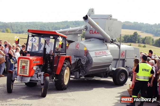 Zdjęcie w galerii na portalu naszraciborz.pl: Dożynki 2015 - W Owsiszczach z wielką pompą. Obszerna fotorelacja - korowód i występy wiadomości z regionu