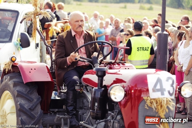 Zdjęcie w galerii na portalu naszraciborz.pl: Dożynki 2015 - W Owsiszczach z wielką pompą. Obszerna fotorelacja - korowód i występy wiadomości z regionu