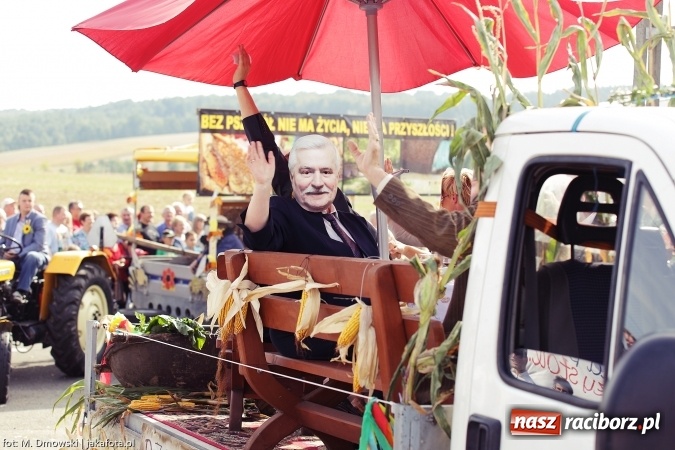 Zdjęcie w galerii na portalu naszraciborz.pl: Dożynki 2015 - W Owsiszczach z wielką pompą. Obszerna fotorelacja - korowód i występy wiadomości z regionu