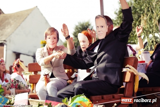 Zdjęcie w galerii na portalu naszraciborz.pl: Dożynki 2015 - W Owsiszczach z wielką pompą. Obszerna fotorelacja - korowód i występy wiadomości z regionu