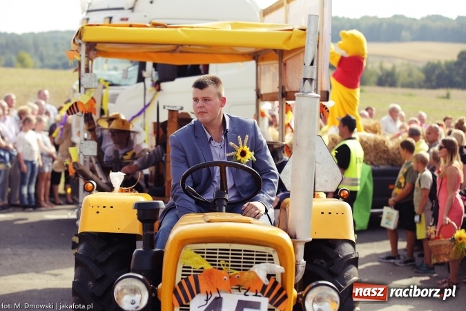 Zdjęcie w galerii na portalu naszraciborz.pl: Dożynki 2015 - W Owsiszczach z wielką pompą. Obszerna fotorelacja - korowód i występy wiadomości z regionu