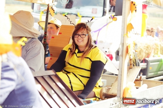 Zdjęcie w galerii na portalu naszraciborz.pl: Dożynki 2015 - W Owsiszczach z wielką pompą. Obszerna fotorelacja - korowód i występy wiadomości z regionu